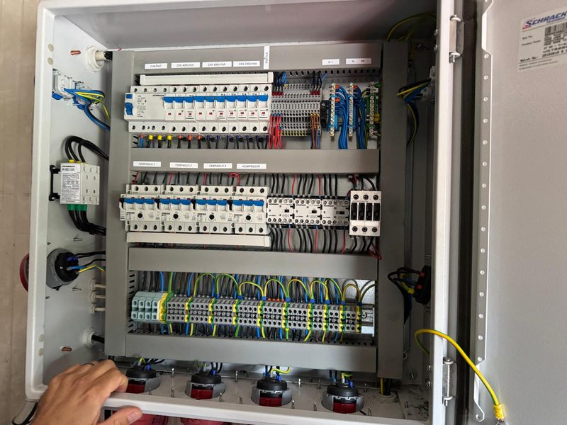 Elektrikář Elektrovia pracuje na rozvaděči