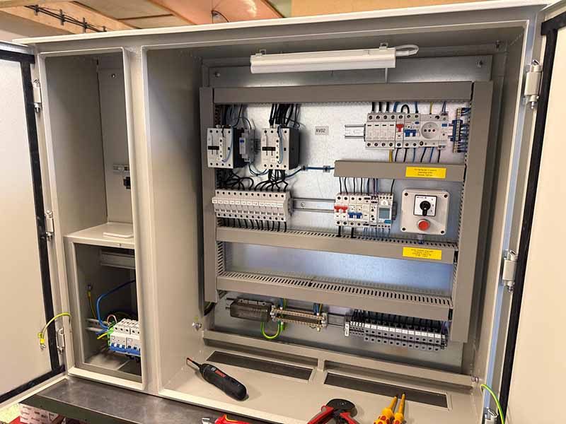 Rozvaděč připravený pro servis a realizaci Elektrovia