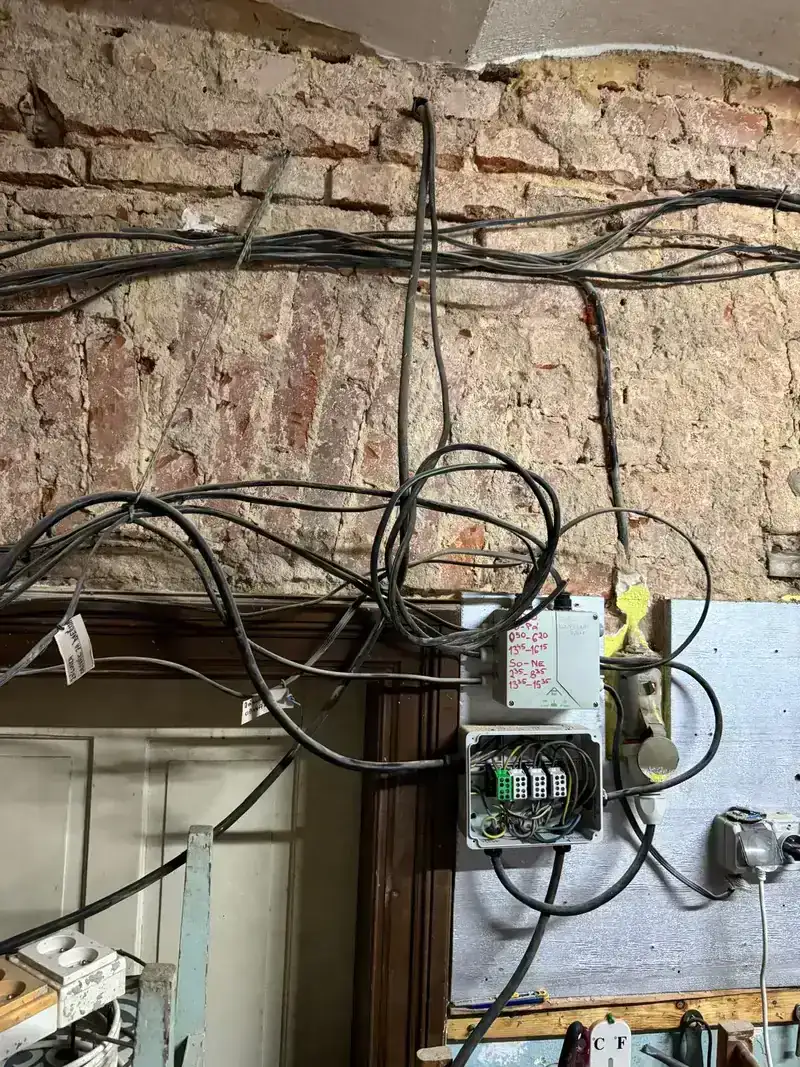 Starší elektroinstalace a vedení před opravou