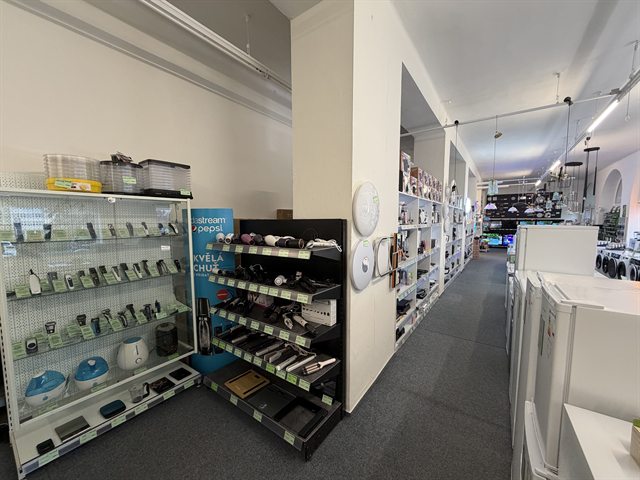 Ulička s drobným elektro sortimentem a osvětlením v prodejně Elektrovia