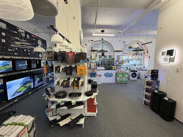 Showroom Elektrovia s televizemi, osvětlením a drobnou elektronikou